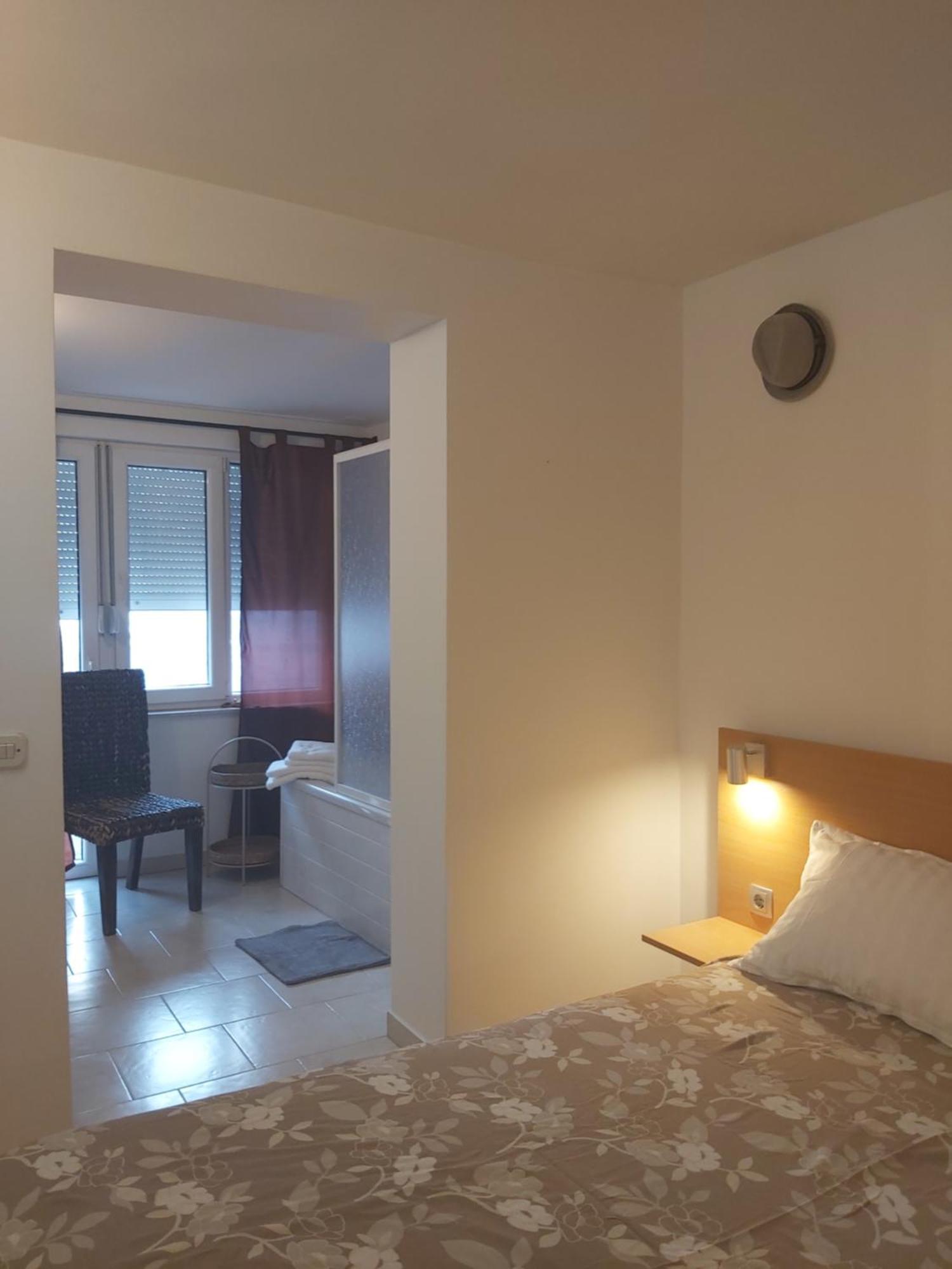 Apartman Luce With Shared Pool Zadar Ngoại thất bức ảnh